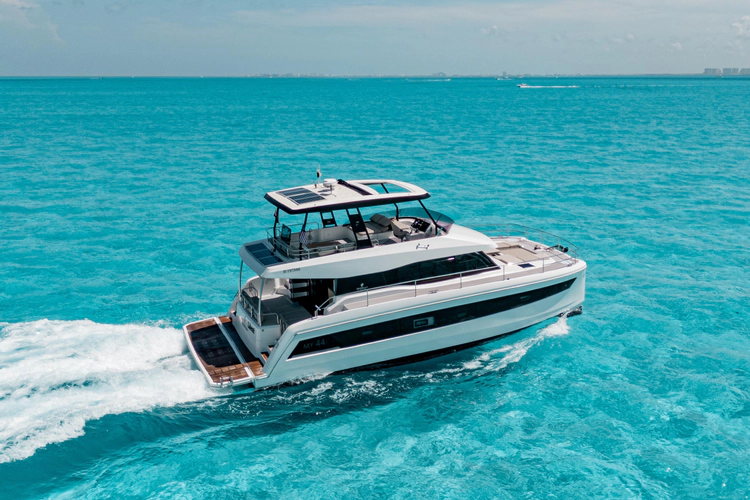 Libert'e Yacht Photos Pics 