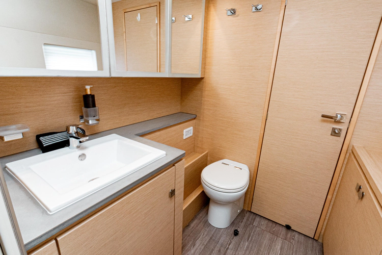 Libert'e Yacht Photos Pics 