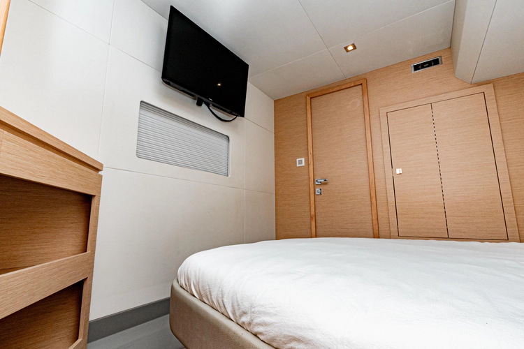 Libert'e Yacht Photos Pics 