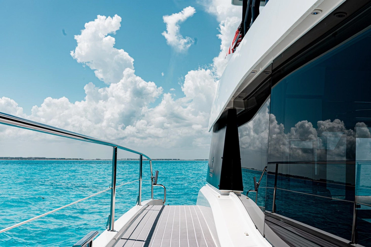 Libert'e Yacht Photos Pics 