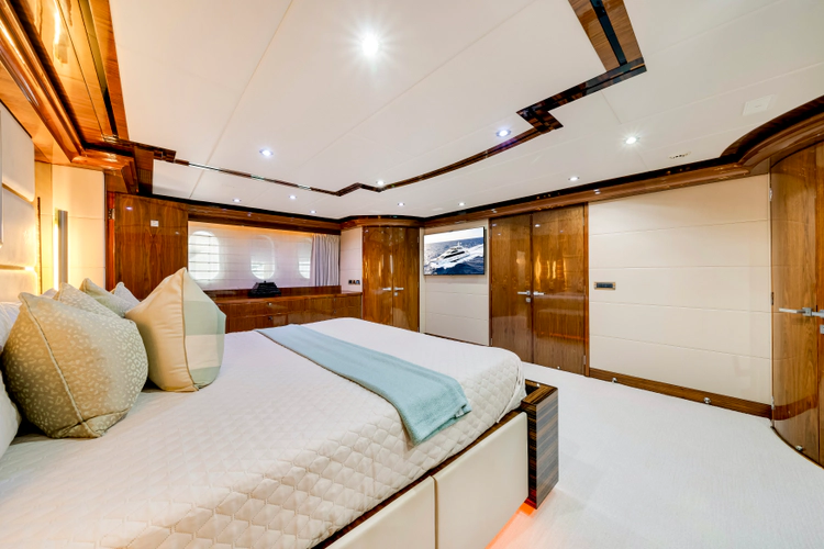 Mesmerize Yacht Photos Pics 