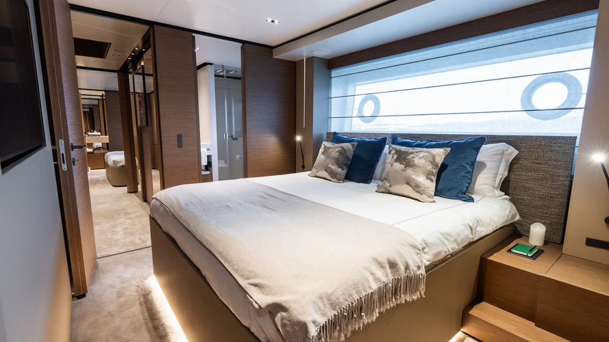 Queen J III Yacht Photos Pics 