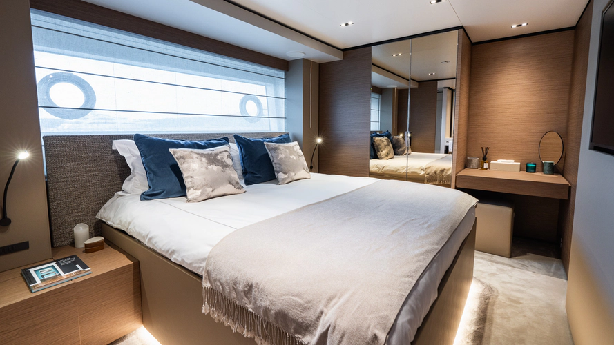Queen J III Yacht Photos Pics 