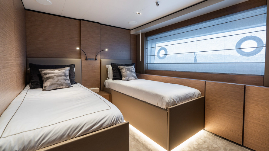 Queen J III Yacht Photos Pics 