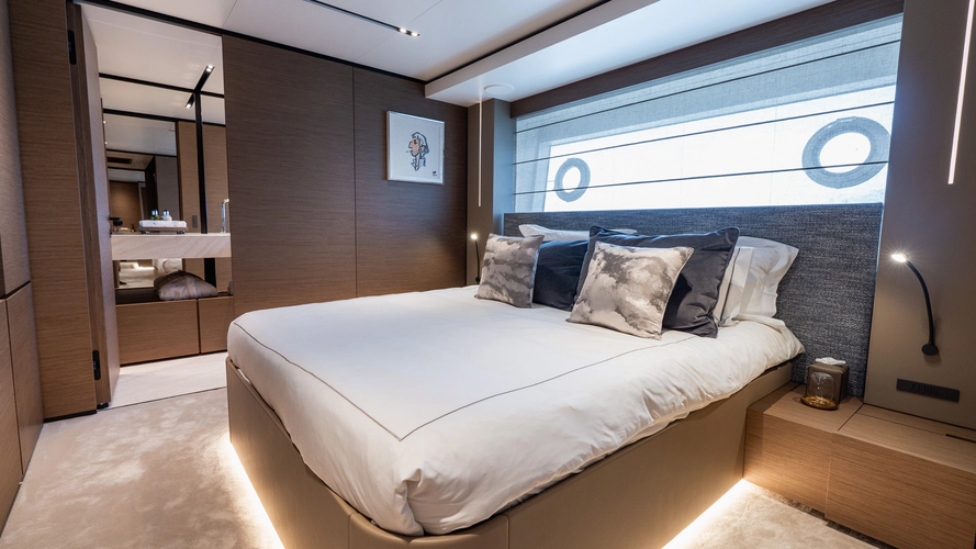 Queen J III Yacht Photos Pics 