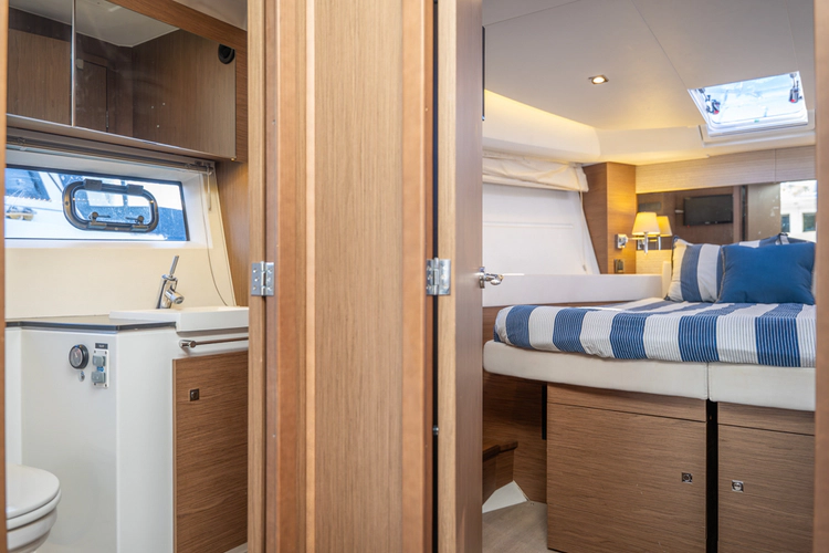 Bee's Knees Yacht Photos Pics 