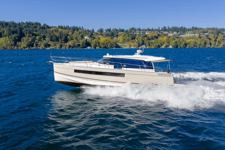 Bee's Knees Yacht Photos Pics 