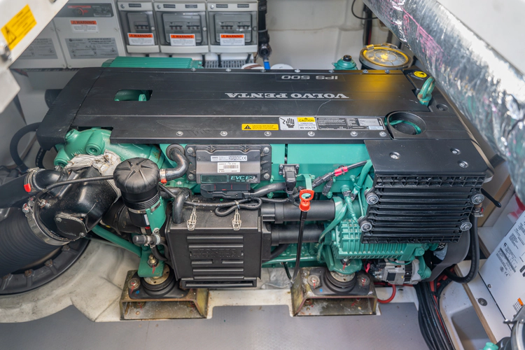 Bee's Knees Yacht Photos Pics 