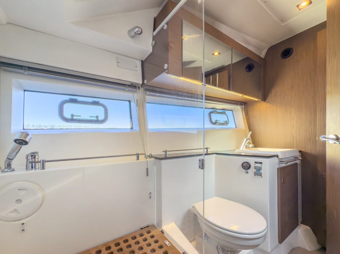 Bee's Knees Yacht Photos Pics 