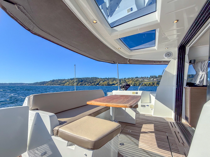 Bee's Knees Yacht Photos Pics 