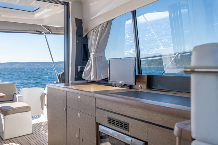 Bee's Knees Yacht Photos Pics 