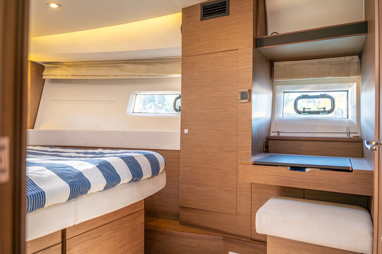 Bee's Knees Yacht Photos Pics 