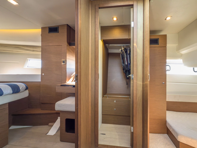 Bee's Knees Yacht Photos Pics 