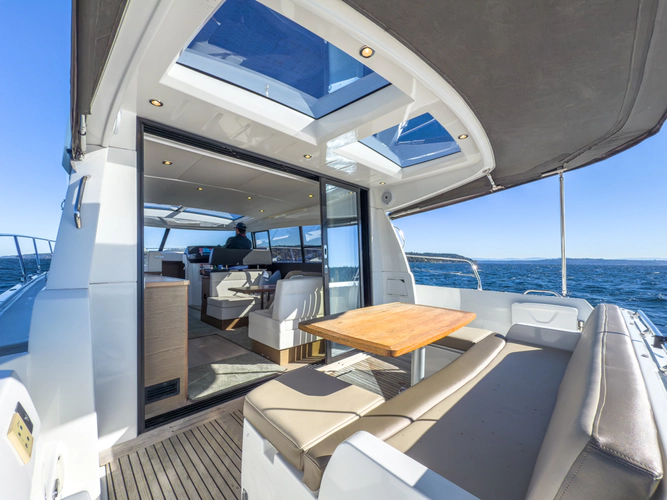 Bee's Knees Yacht Photos Pics 