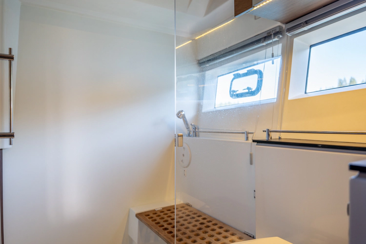 Bee's Knees Yacht Photos Pics 