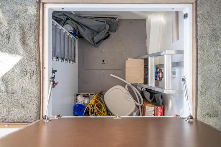 Bee's Knees Yacht Photos Pics 