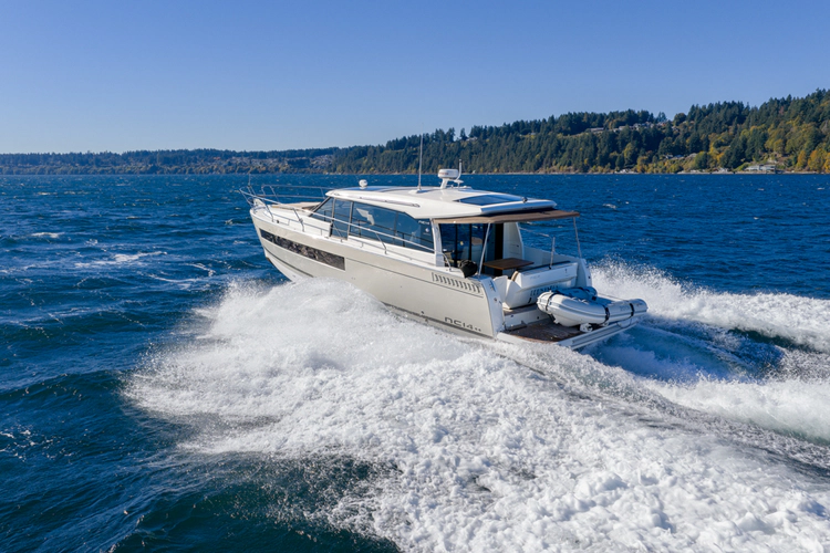 Bee's Knees Yacht Photos Pics 