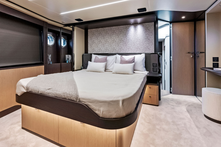 52 Fly Yacht Photos Pics 