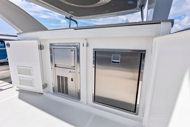 52 Fly Yacht Photos Pics 