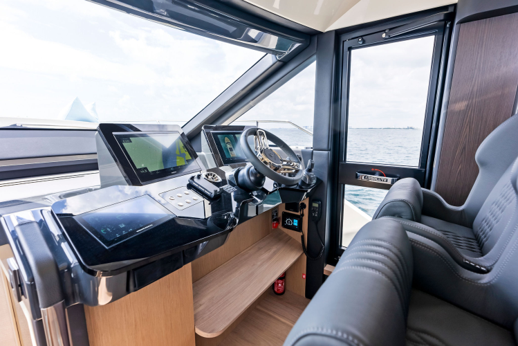 52 Fly Yacht Photos Pics 