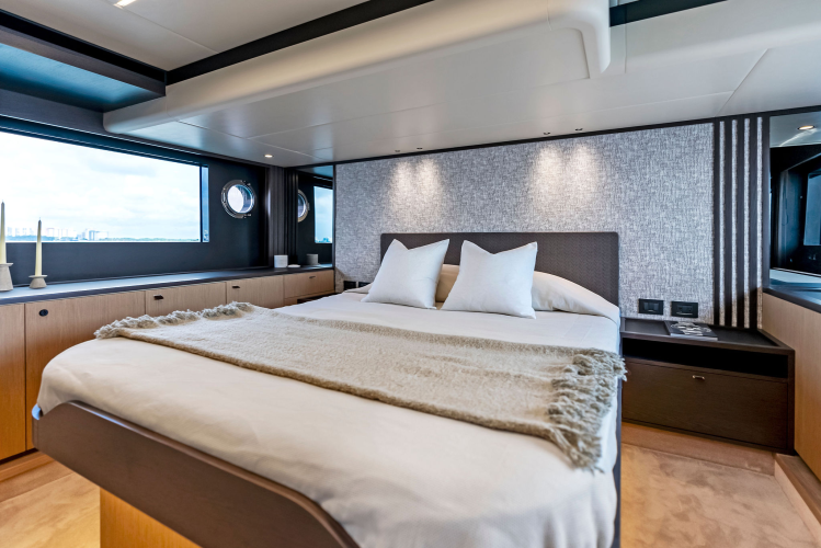 52 Fly Yacht Photos Pics 