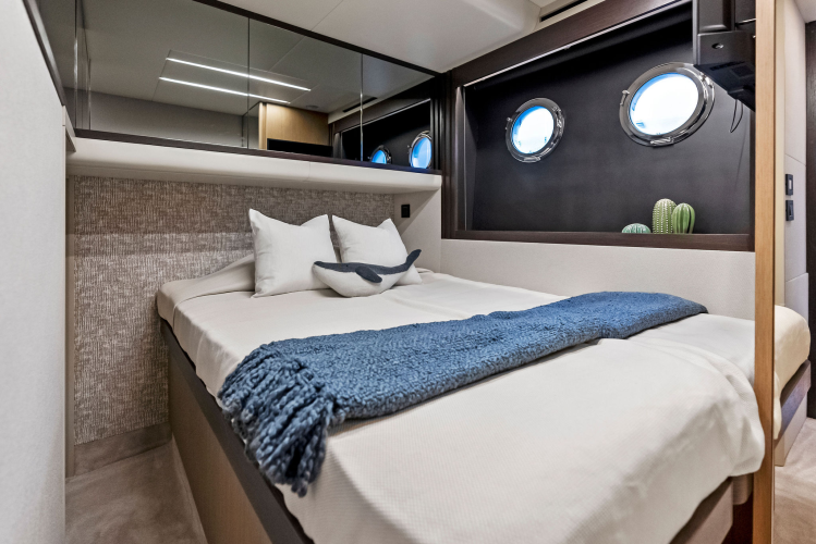 52 Fly Yacht Photos Pics 