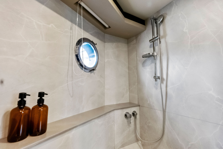 52 Fly Yacht Photos Pics 