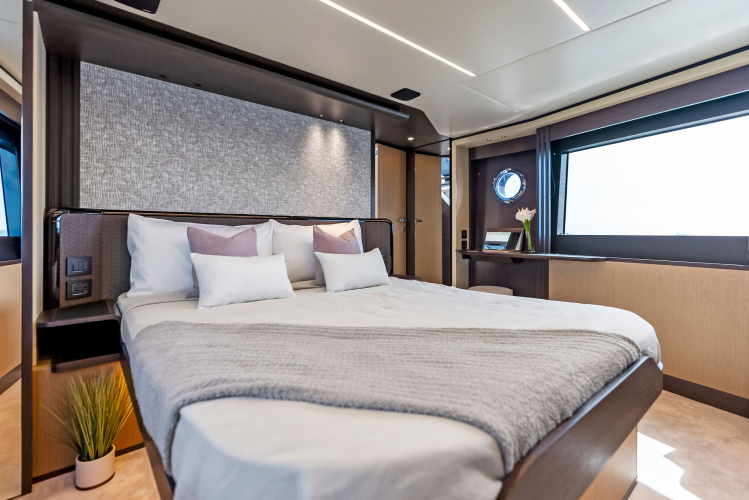 52 Fly Yacht Photos Pics 