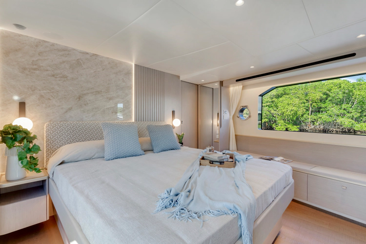 70 Fly Yacht Photos Pics 