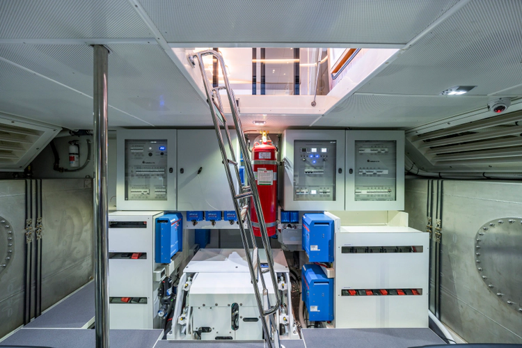 70 Fly Yacht Photos Pics 