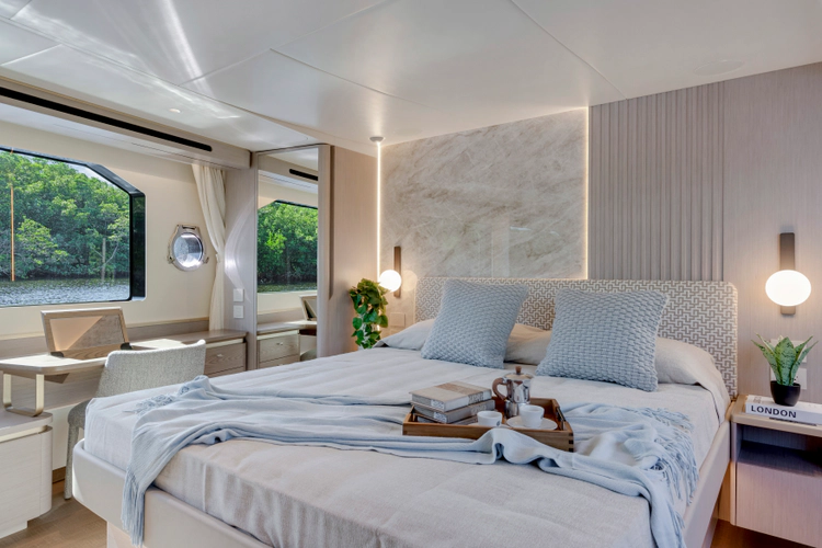 70 Fly Yacht Photos Pics 