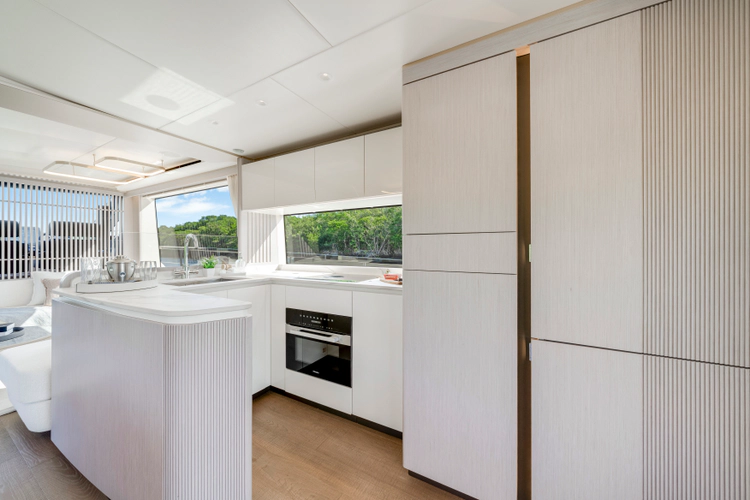 70 Fly Yacht Photos Pics 