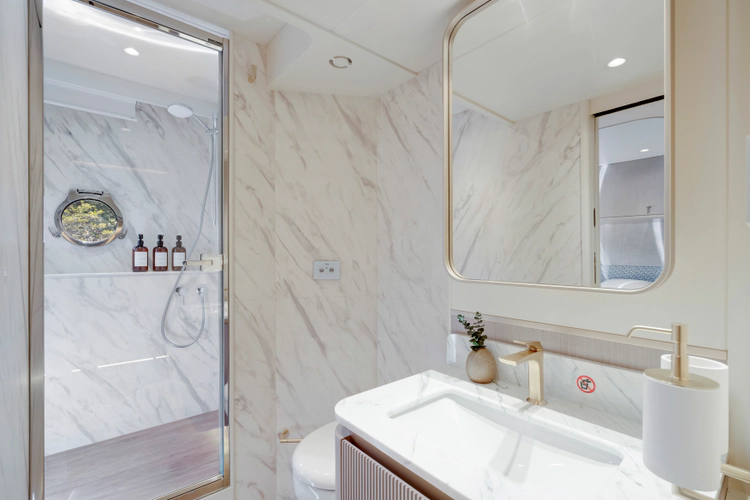 70 Fly Yacht Photos Pics 