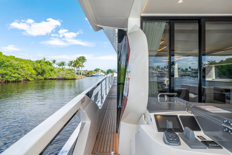 70 Fly Yacht Photos Pics 