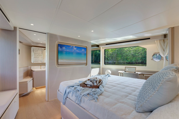 70 Fly Yacht Photos Pics 