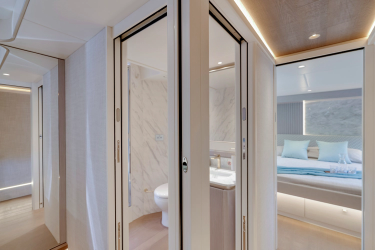 70 Fly Yacht Photos Pics 