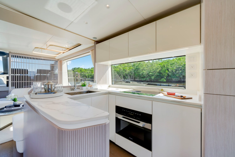 70 Fly Yacht Photos Pics 