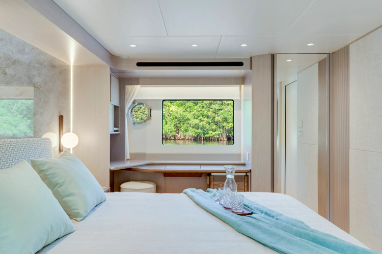 70 Fly Yacht Photos Pics 