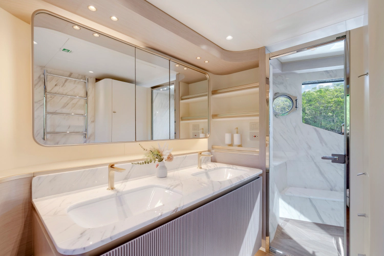 70 Fly Yacht Photos Pics 