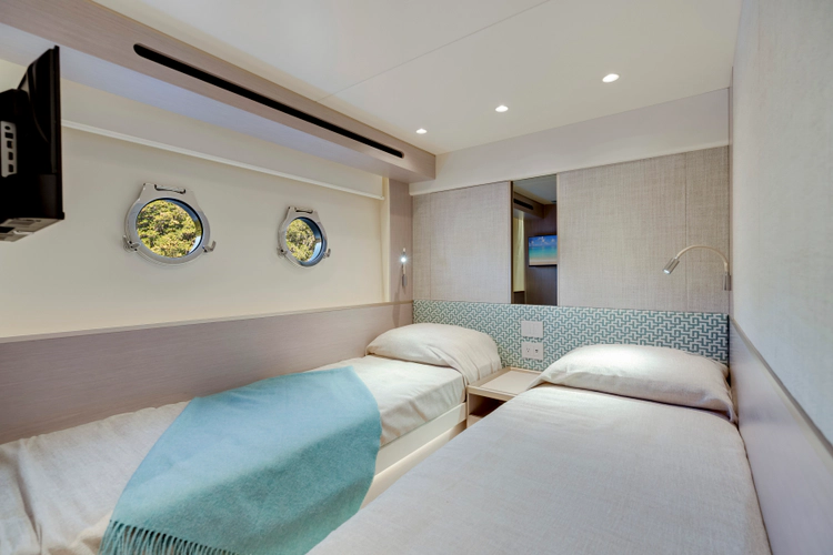 70 Fly Yacht Photos Pics 