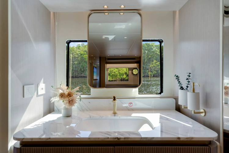 70 Fly Yacht Photos Pics 