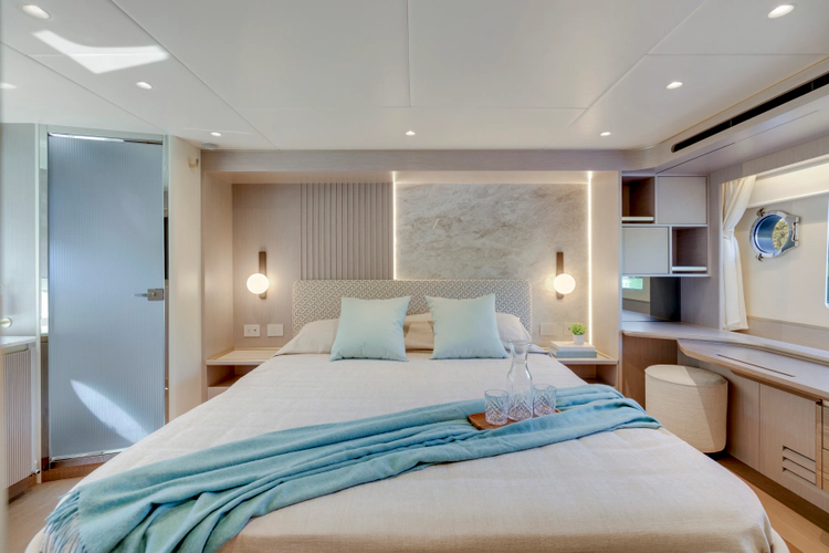 70 Fly Yacht Photos Pics 