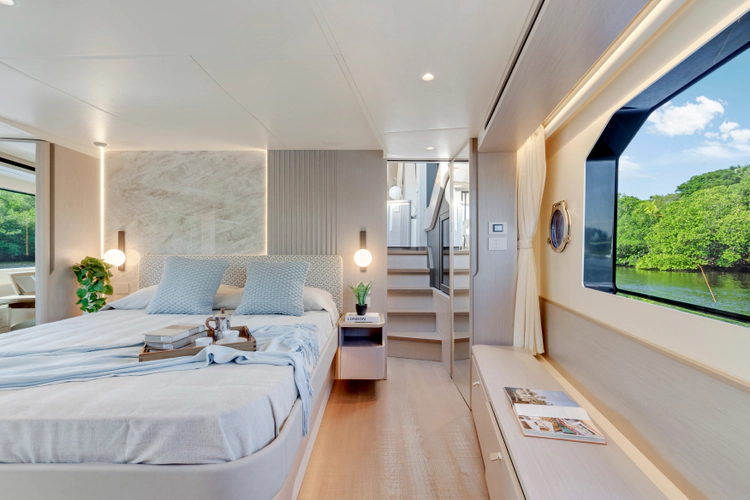 70 Fly Yacht Photos Pics 