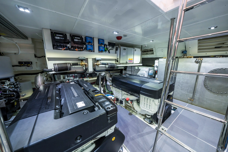 70 Fly Yacht Photos Pics 