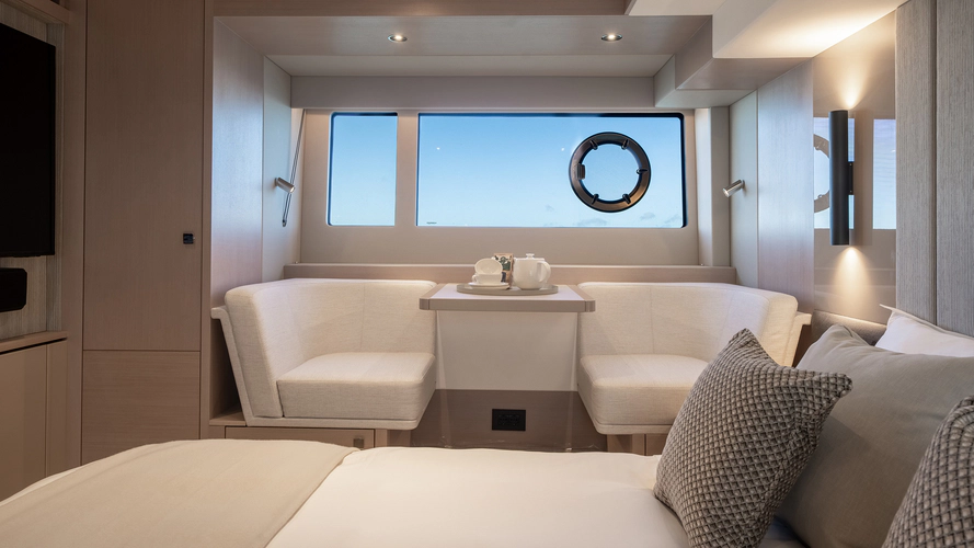 Manhattan 56 Yacht Photos Pics 