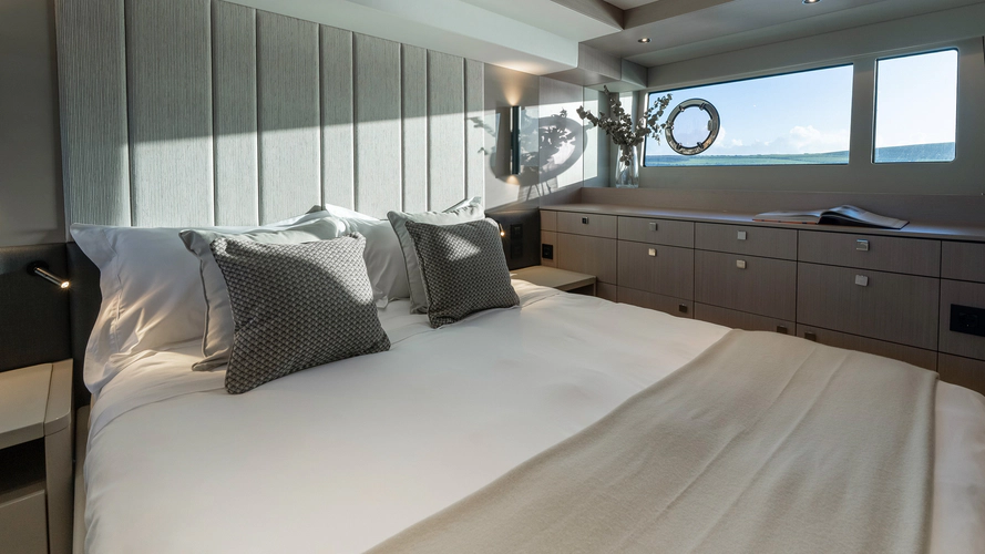 Manhattan 56 Yacht Photos Pics 