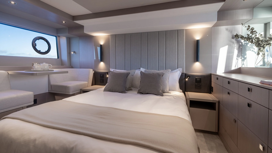 Manhattan 56 Yacht Photos Pics 