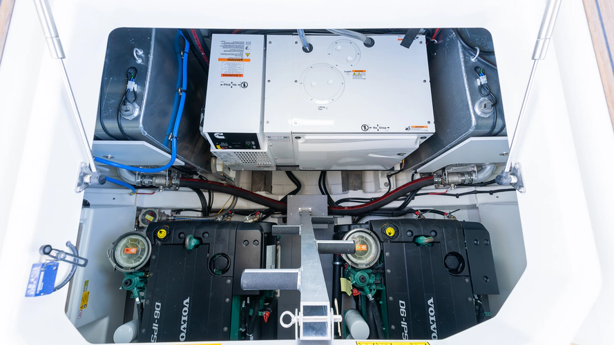 F4.9 Yacht Photos Pics 