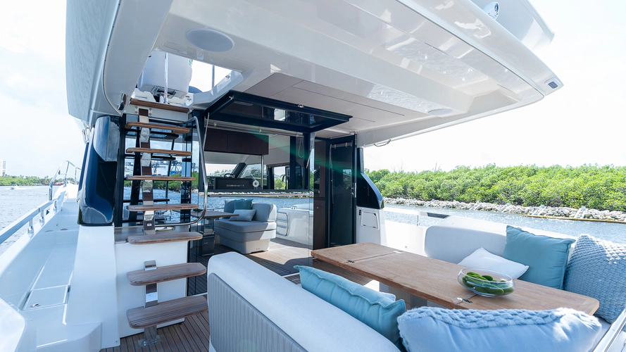 F4.9 Yacht Photos Pics 