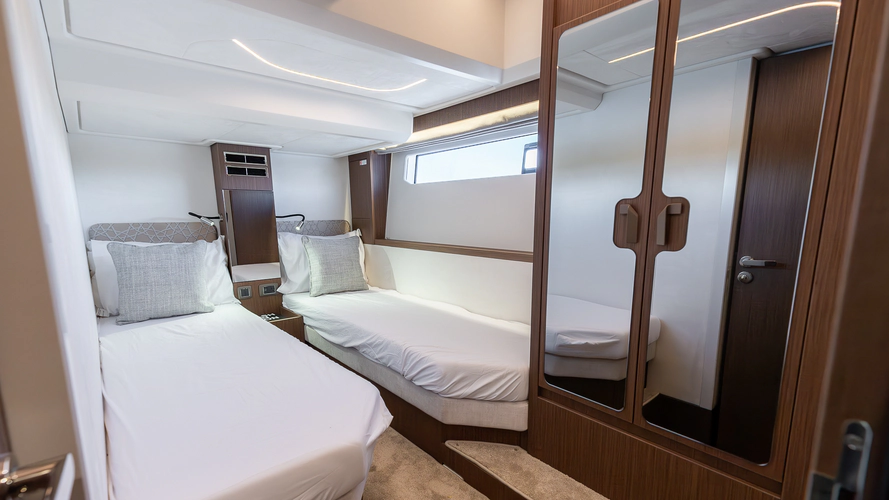 F4.9 Yacht Photos Pics 